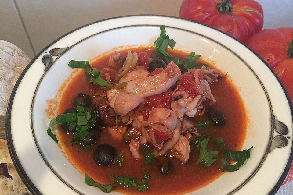 Tintenfisch in scharfer Tomatensauce