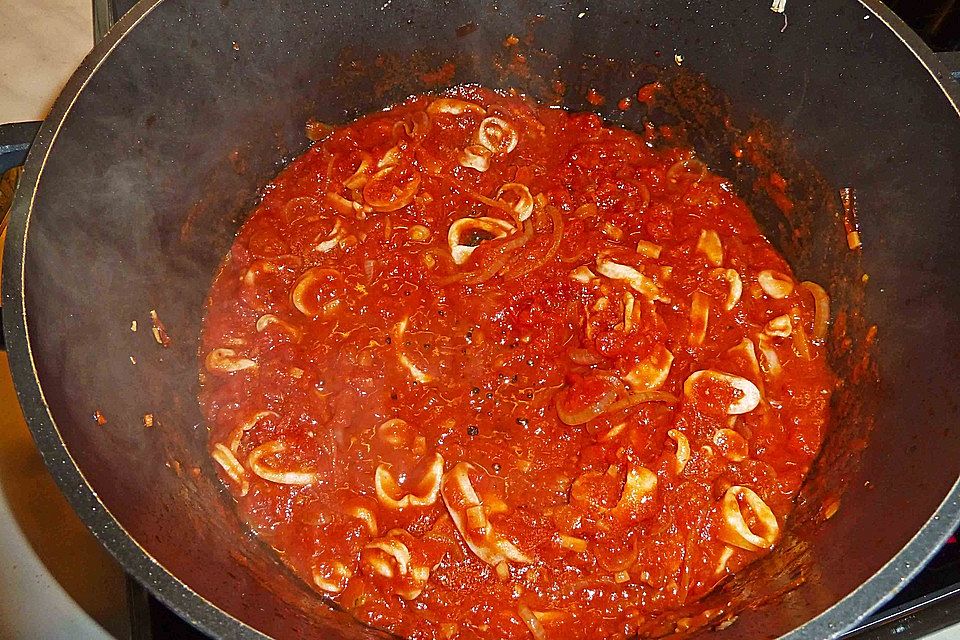 Tintenfisch in scharfer Tomatensauce