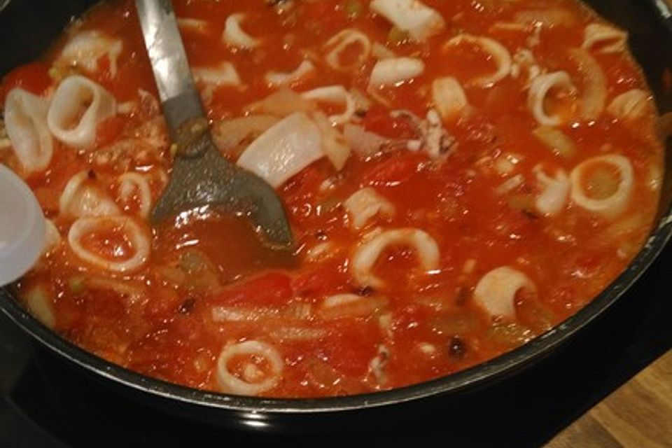 Tintenfisch in scharfer Tomatensauce