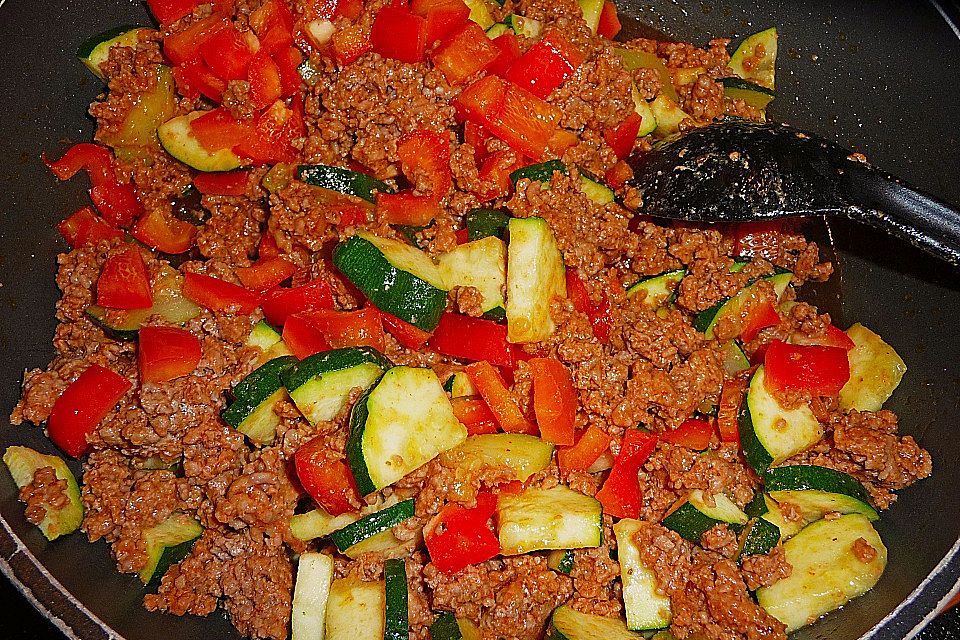 Nudeln mit Paprika - Hackfleisch - Sauce