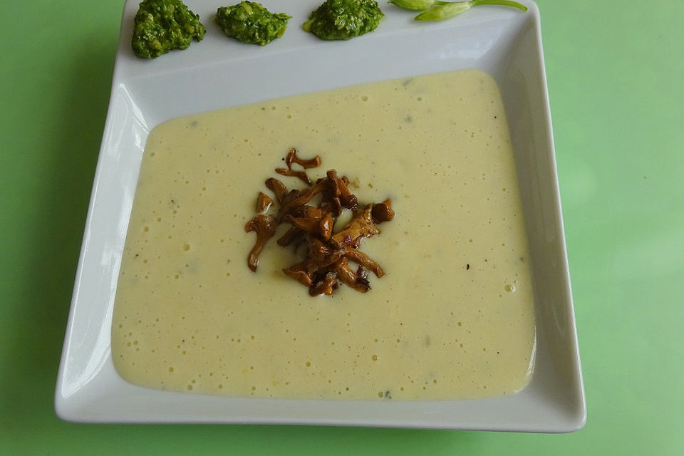 Weiße Kartoffelsuppe mit Bärlauchpesto und gebratenen Pfifferlingen