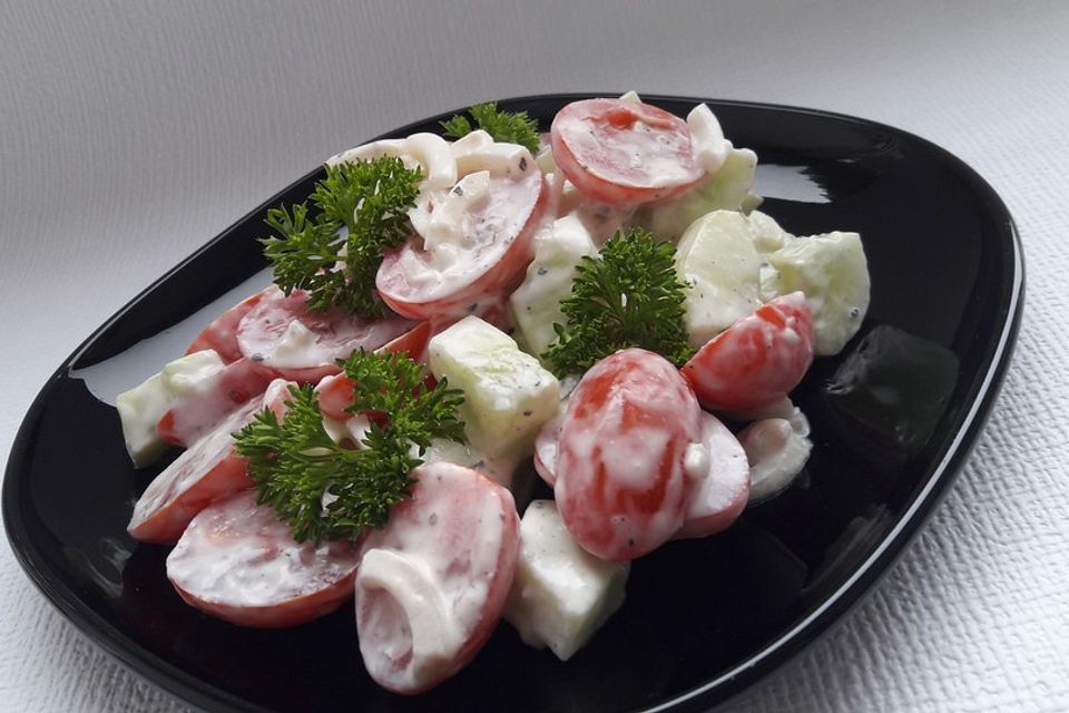 Gurken - Tomaten - Zwiebel - Salat