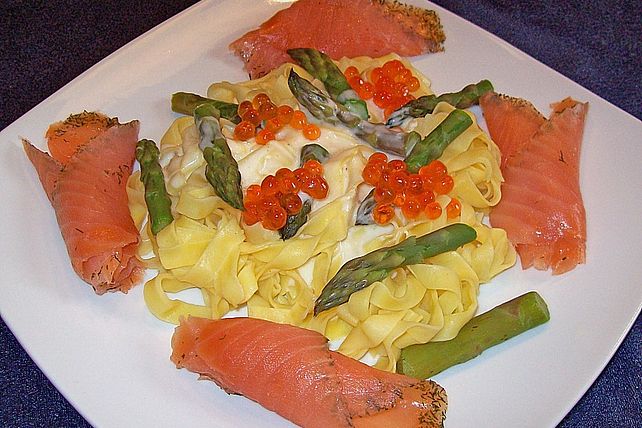 Tagliatelle mit grünem Spargel und geräuchertem Lachs von chiara| Chefkoch