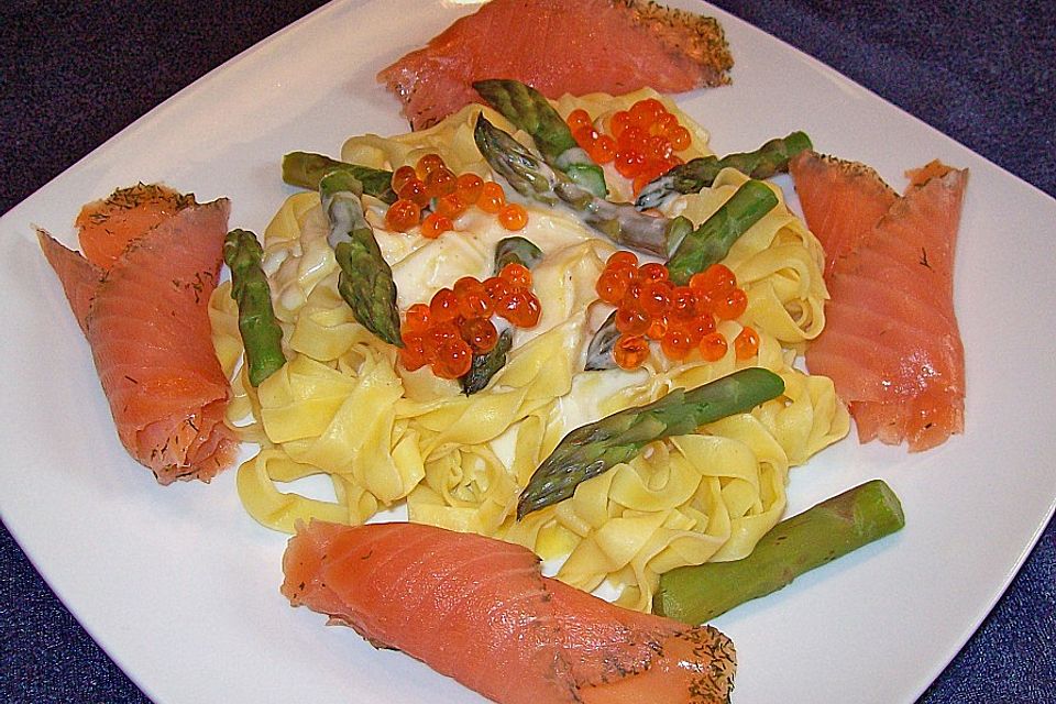 Tagliatelle mit grünem Spargel und geräuchertem Lachs