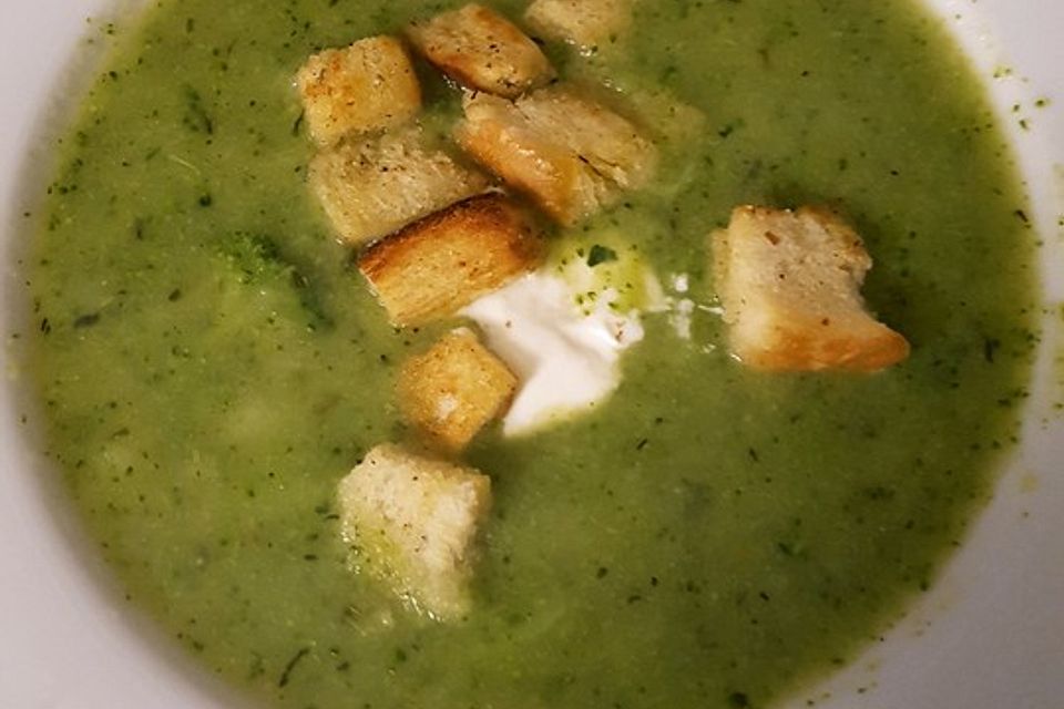 Brokkolisuppe mit Käse-Mandel-Toast