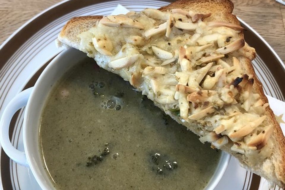 Brokkolisuppe mit Käse-Mandel-Toast