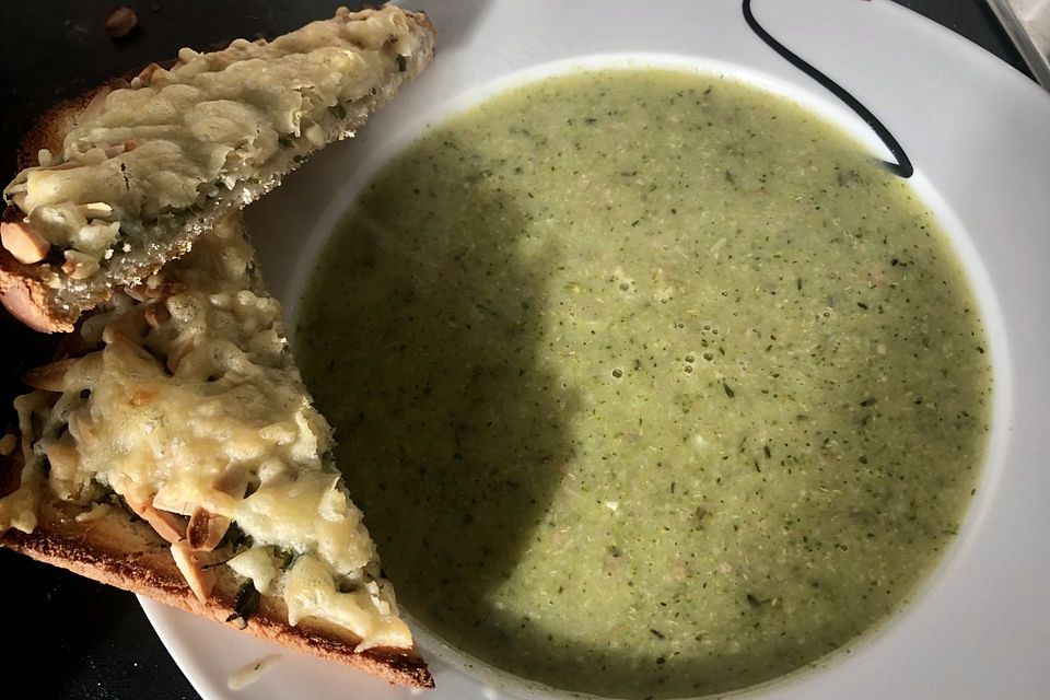 Brokkolisuppe mit Käse-Mandel-Toast