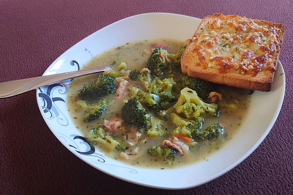 Brokkolisuppe mit Käse-Mandel-Toast