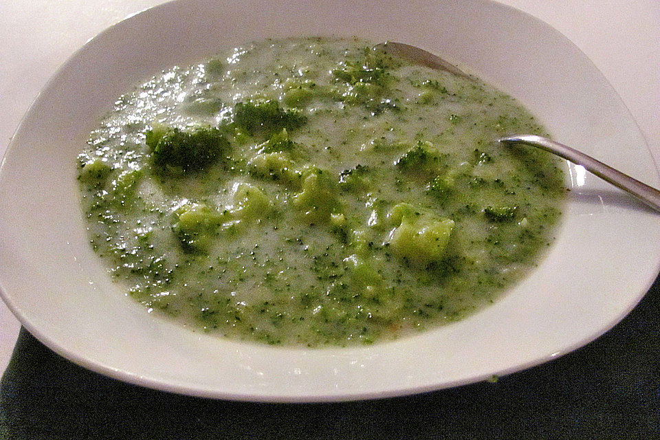 Brokkolisuppe mit Käse-Mandel-Toast