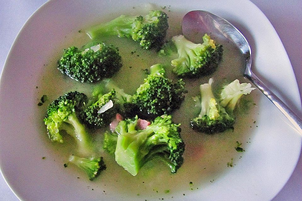 Brokkolisuppe mit Käse-Mandel-Toast