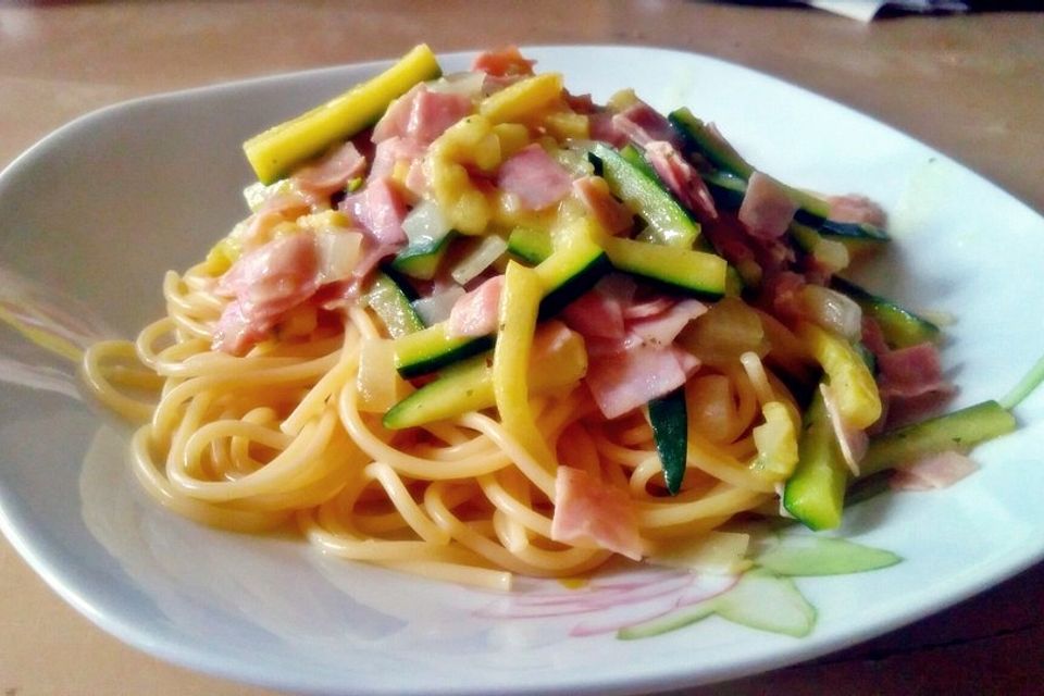 Zucchini - Schinken - Nudeln Zucchini - Schinken - Nudeln