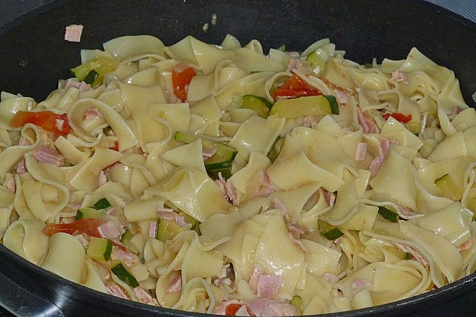 Zucchini - Schinken - Nudeln Zucchini - Schinken - Nudeln
