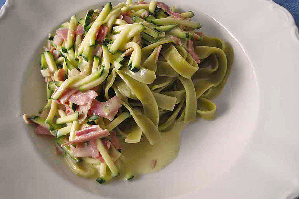 Zucchini - Schinken - Nudeln Zucchini - Schinken - Nudeln