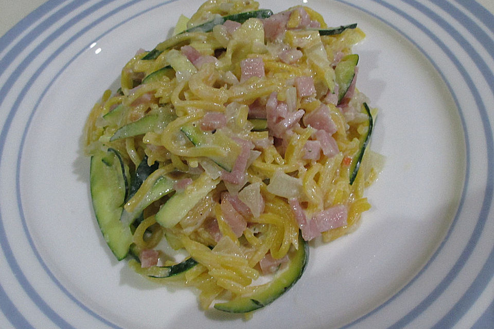 Zucchini - Schinken - Nudeln Zucchini - Schinken - Nudeln