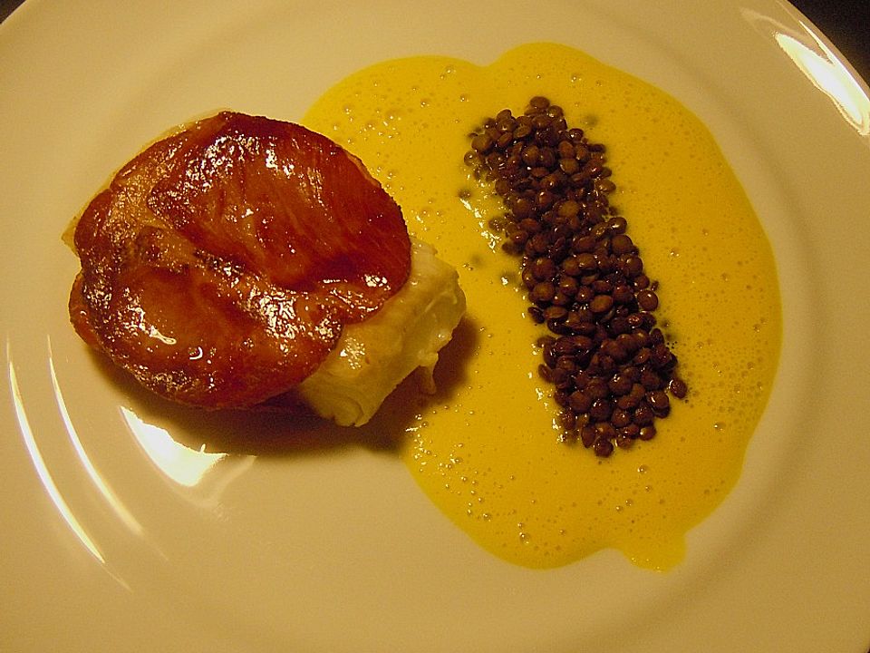 Filets Vom Schwarzen Heilbutt Im Coppamantel Mit Schwarzer Tagliatelle Und Sauce Von Gelber Paprika Chefkoch 