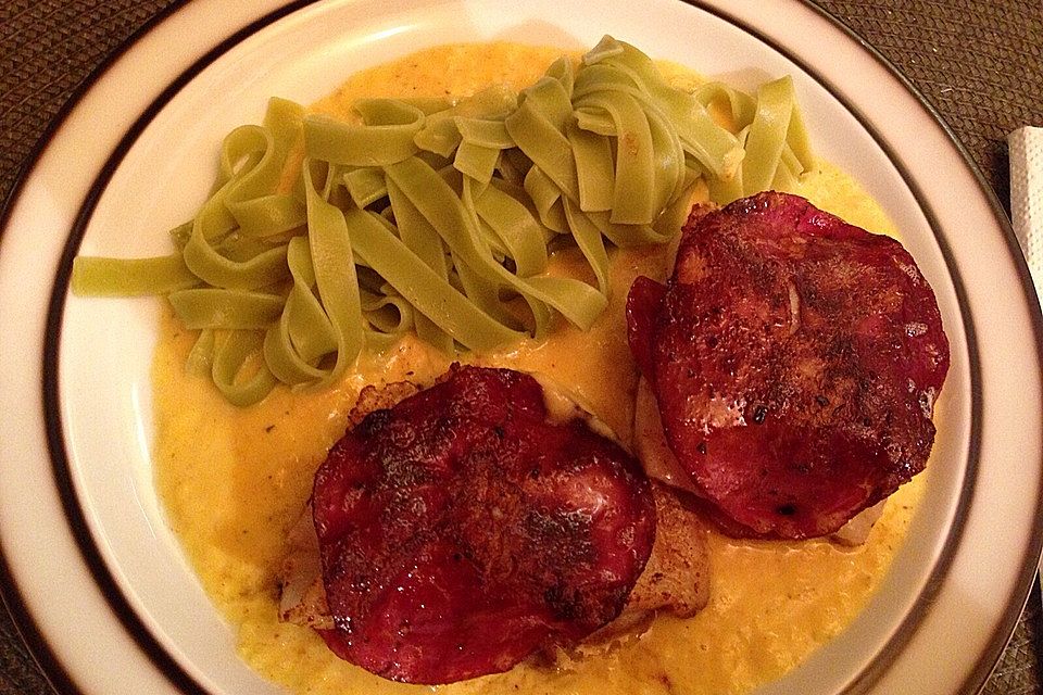 Filets vom schwarzen Heilbutt im Coppamantel mit schwarzer Tagliatelle und Sauce von gelber Paprika