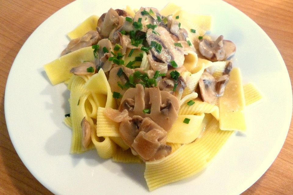 Bandnudeln mit Champignon - Sahne - Sauce