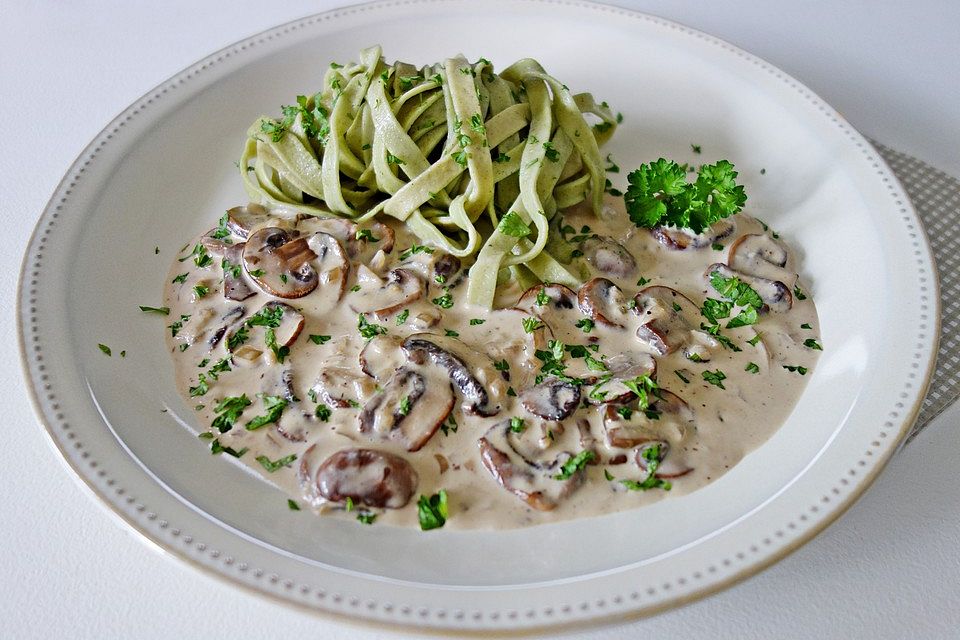 Bandnudeln mit Champignon - Sahne - Sauce