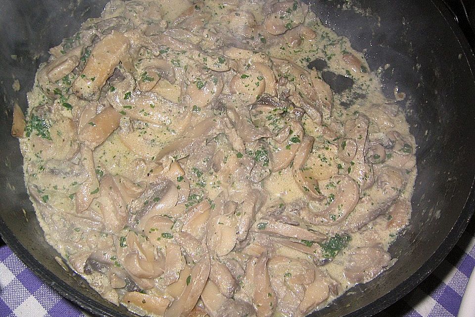 Bandnudeln mit Champignon - Sahne - Sauce