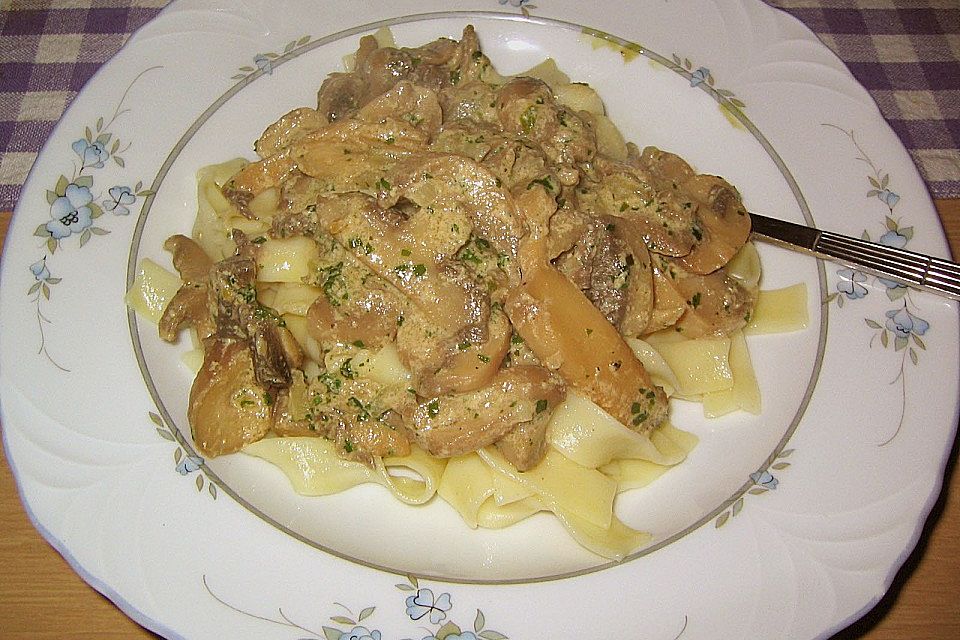 Bandnudeln mit Champignon - Sahne - Sauce