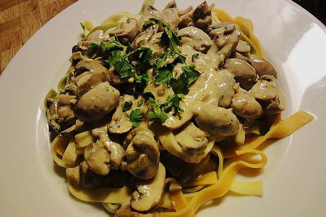 Bandnudeln mit Champignon - Sahne - Sauce von annathomas| Chefkoch