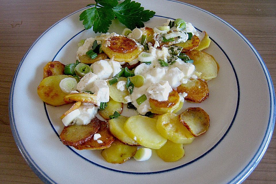 Kartoffelpfanne mit Schafskäse und Lauchzwiebeln