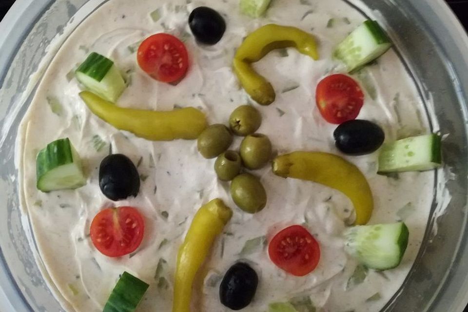 Griechischer Schichtsalat mit Hackfleisch