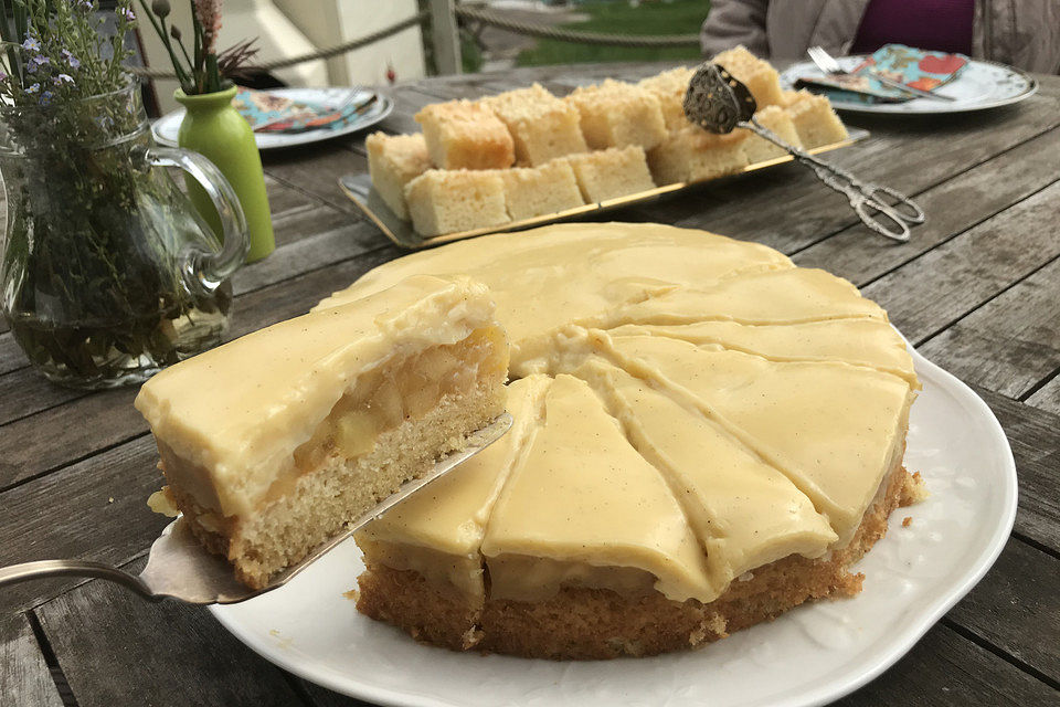 Apfeltorte mit Pudding - Eierlikör - Guss