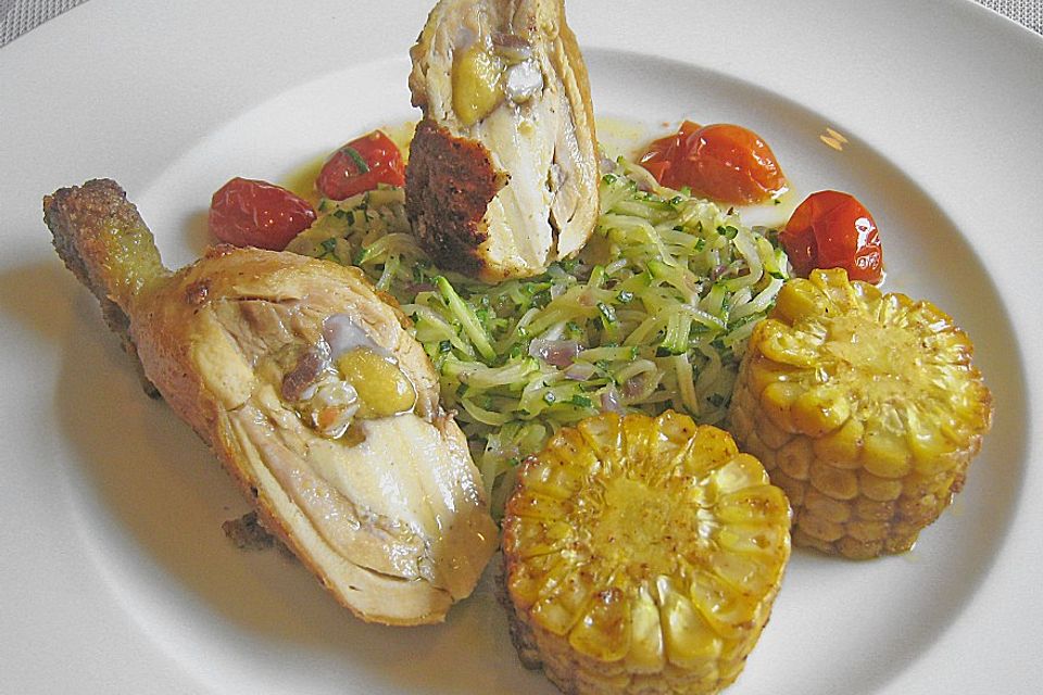 Gefüllte Maishähnchenkeule auf Zucchinijulienne mit Schmortomaten und Mais