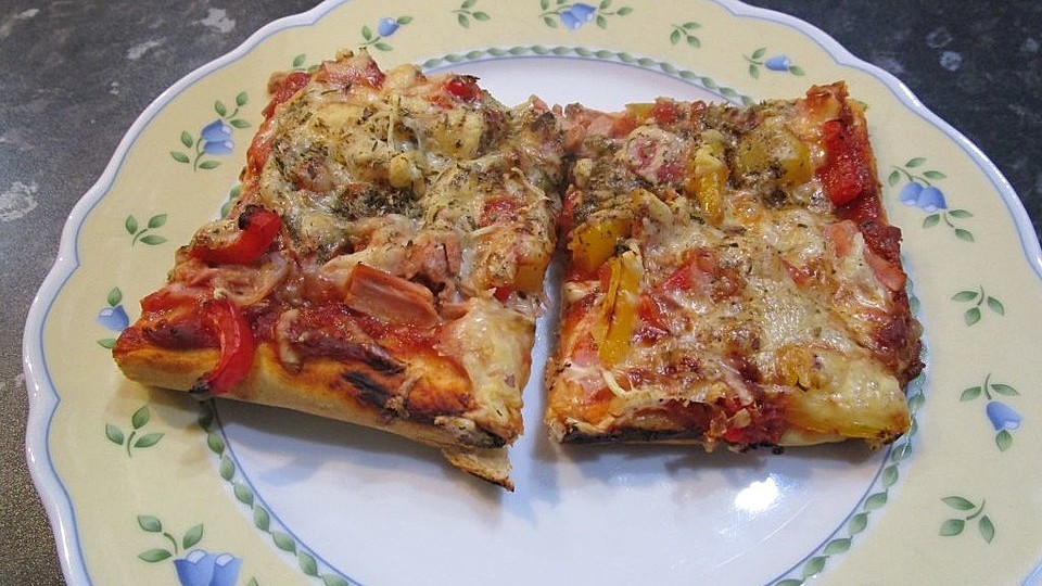 Pizza Halb Mit Thunfisch Und Zwiebeln Und Halb Mit Schinken Und Pilzen Belegt Von Elfenlied Chefkoch