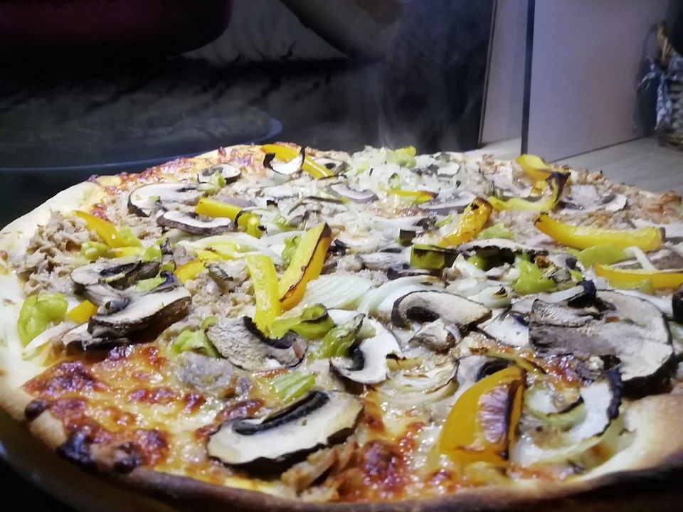 Pizza, halb mit Thunfisch und Zwiebeln und halb mit Schinken und Pilzen ...