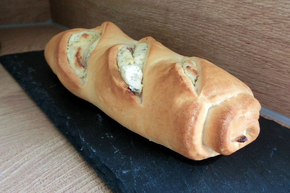 Gerolltes Zwiebelbrot mit Frischkäse