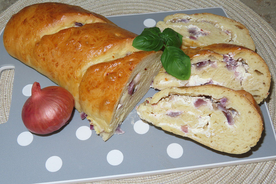 Gerolltes Zwiebelbrot mit Frischkäse