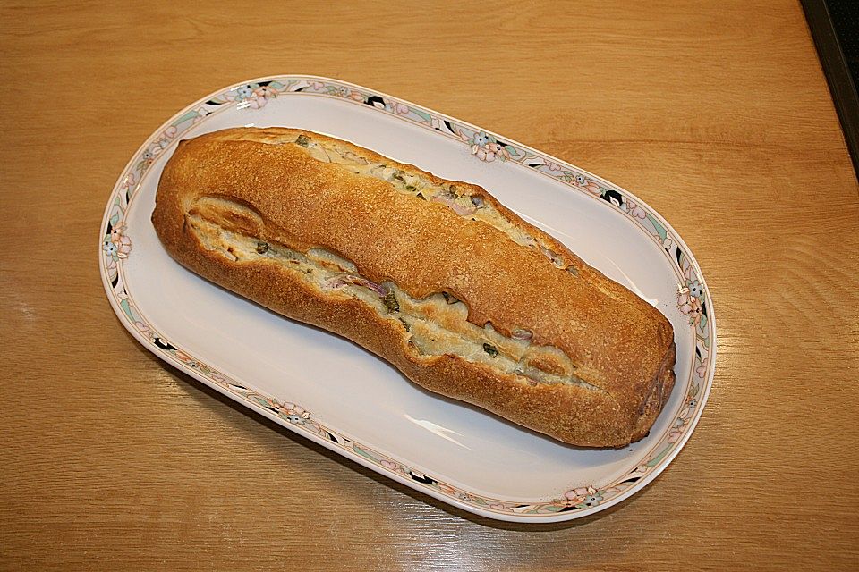 Gerolltes Zwiebelbrot mit Frischkäse