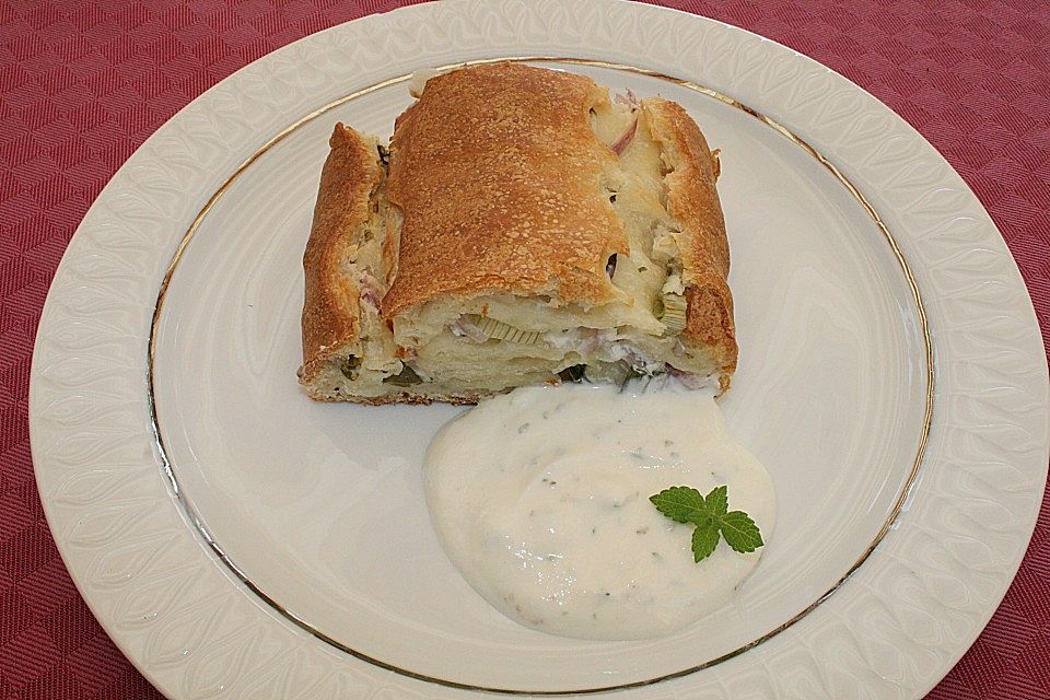 Gerolltes Zwiebelbrot mit Frischkäse