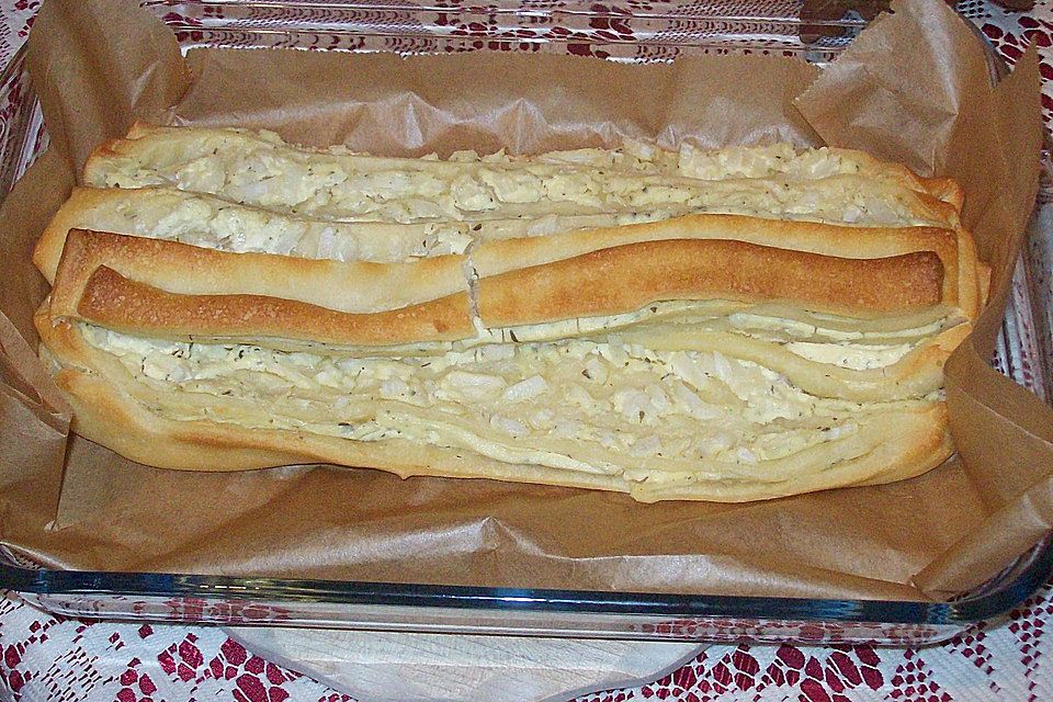 Gerolltes Zwiebelbrot mit Frischkäse