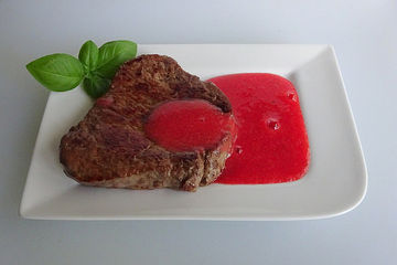 Rindersteak mit Amarettosoße und Erdbeeren