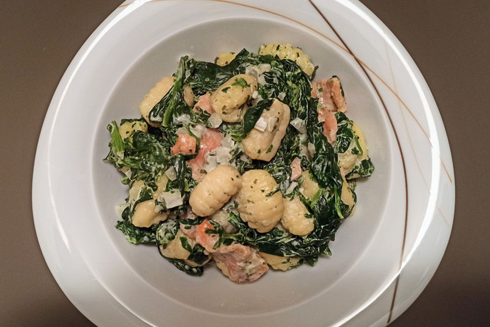 Schneller Spinat - Lachs - Topf mit Gnocchi