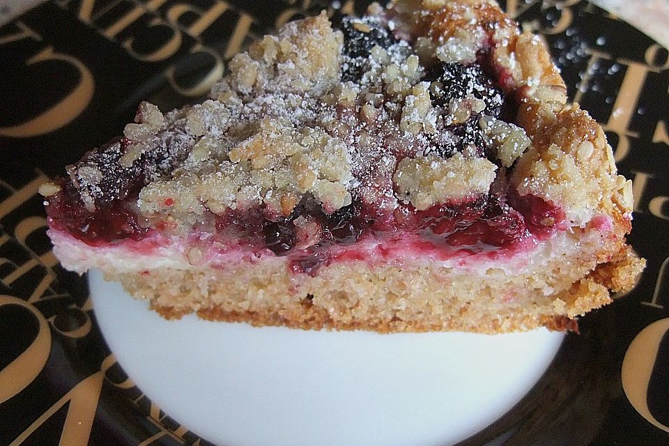 Brombeer - Quarkkuchen mit Sesamstreuseln