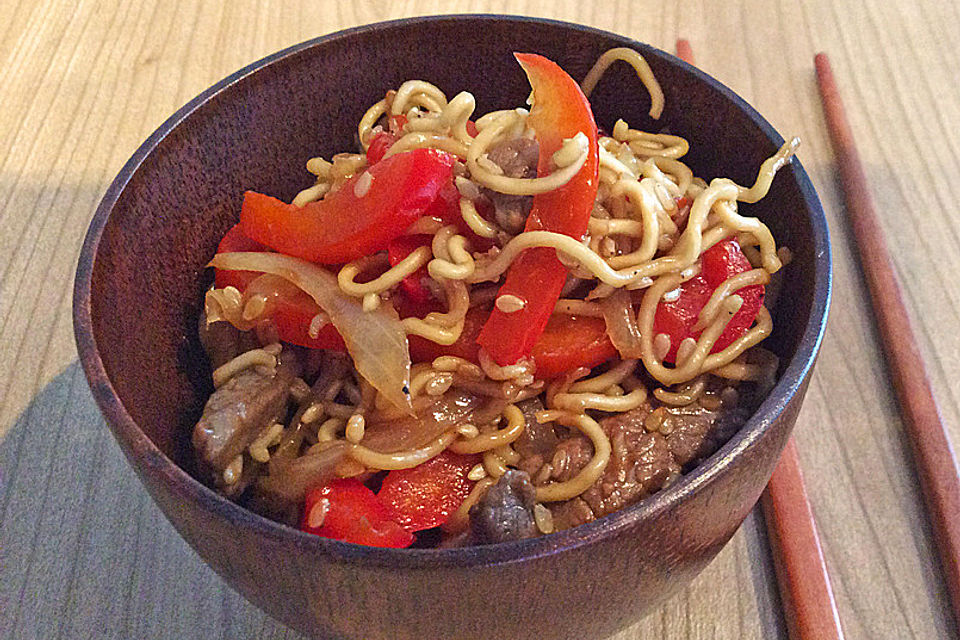 Chinesisches Zwiebel - Rindfleisch mit Nudeln