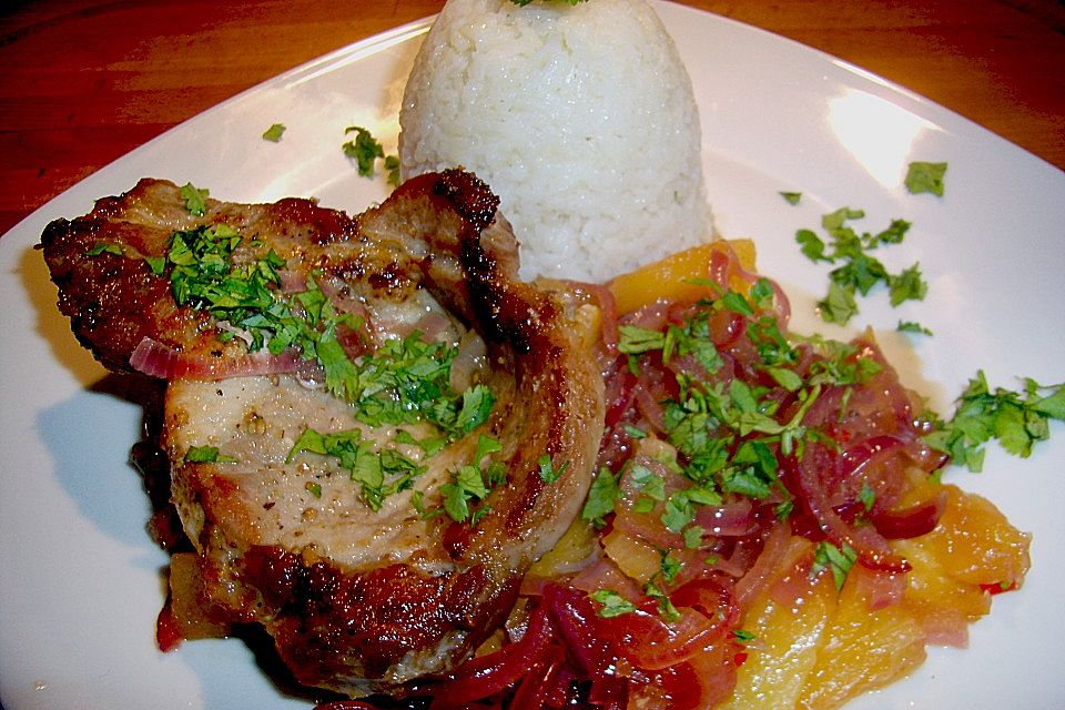 Schweinesteaks mit Ananas, Zwiebeln und Chili