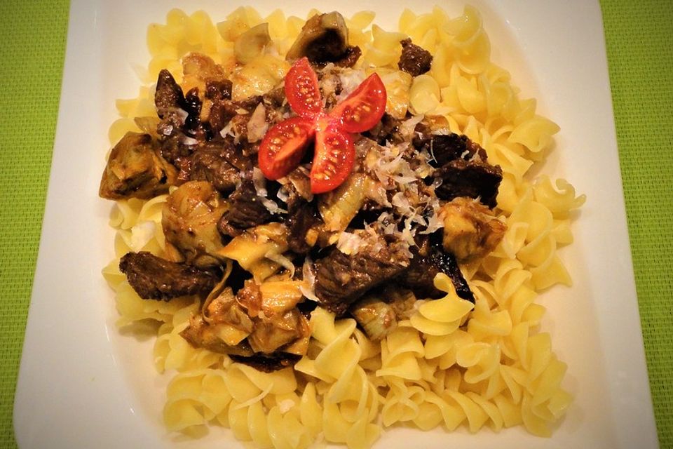 Pasta mit Artischocken, getrockneten Tomaten und Rind