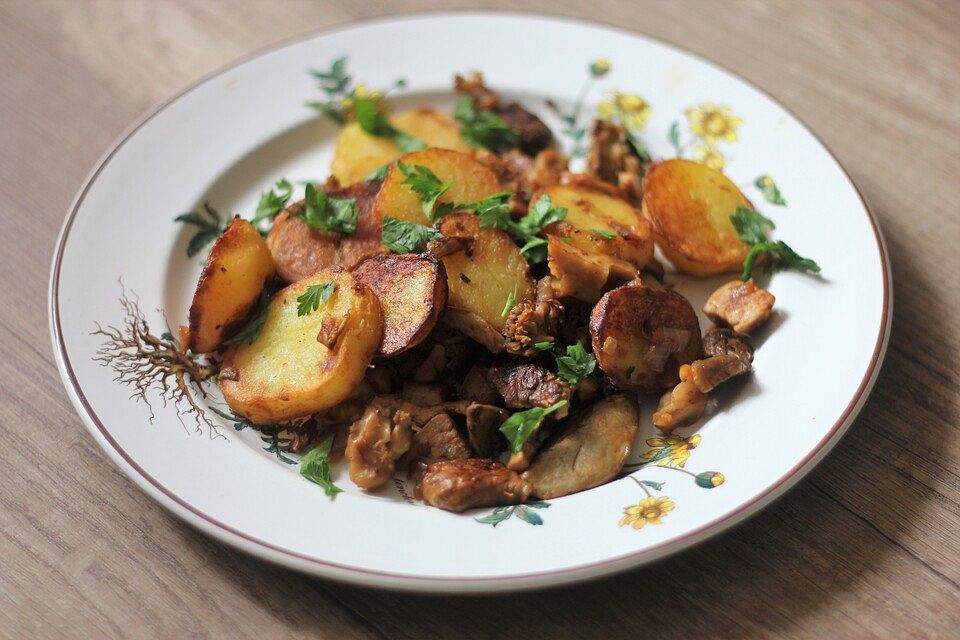 Gröstl mit Steinpilzen und Pfifferlingen