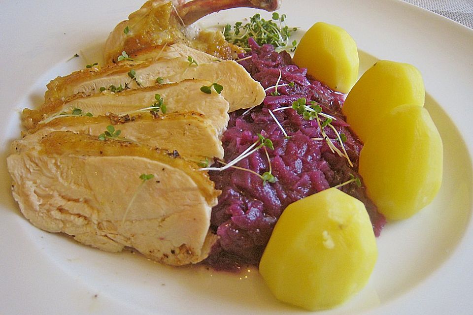 Tranchen von der Maishähnchenbrust an karamellisiertem Apfelrotkohl