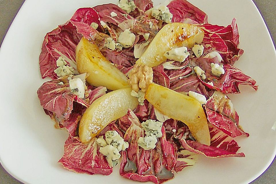 Radicchio mit gebratenen Birnen und Saint Agur oder Gorgonzola