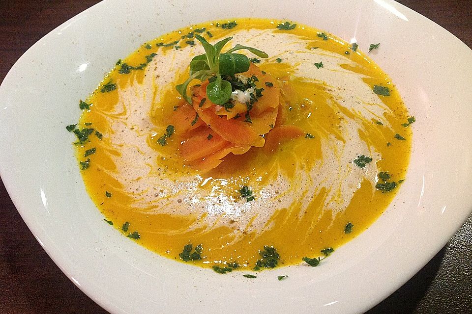 Möhrensuppe mit Kokos, Ingwer und Curry