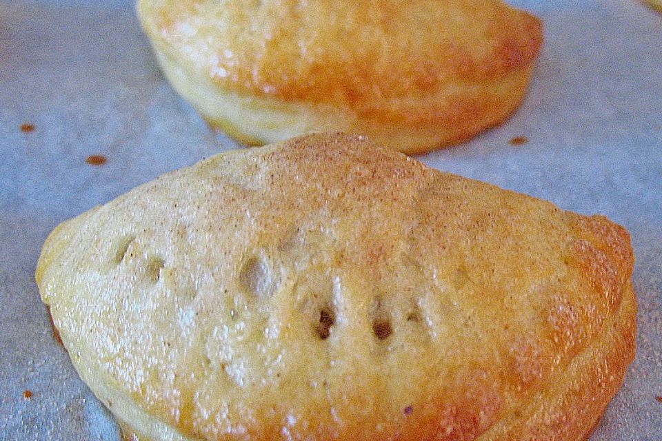 Süße Teigtaschen mit Nuss - Marzipan - Füllung