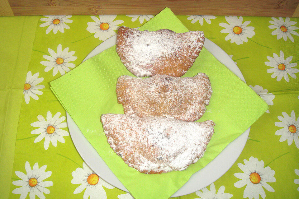 Süße Teigtaschen mit Nuss - Marzipan - Füllung