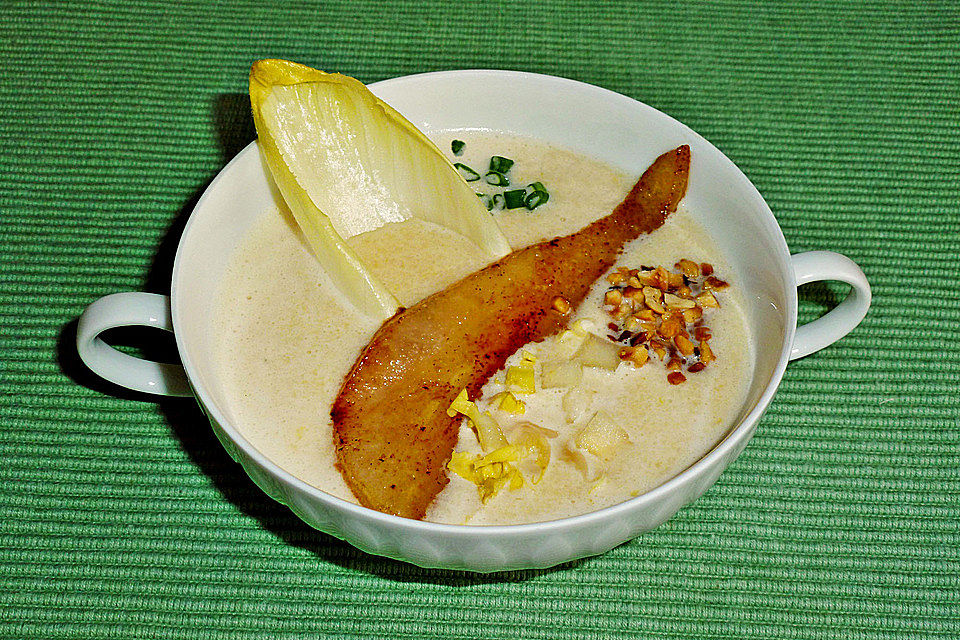 Chicoree - Rahmsuppe mit Birnen und Nüssen