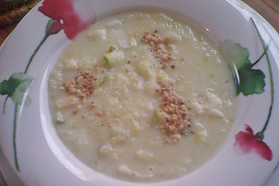 Chicoree - Rahmsuppe mit Birnen und Nüssen